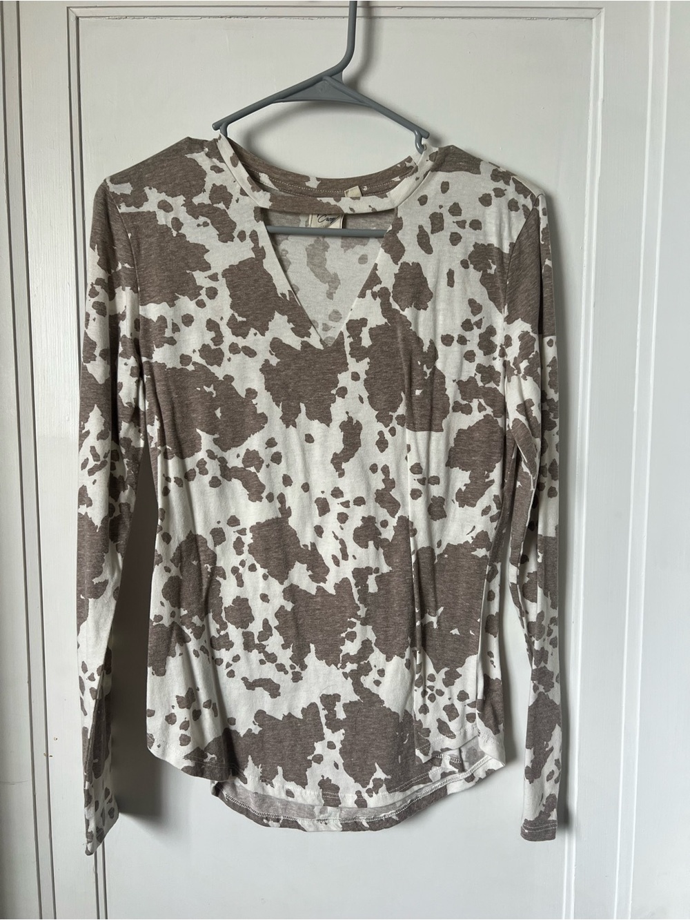 White Crow Women’s Long Sleeve V-Neck Cow Print Top - Cream & Brown